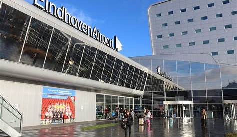 Foto's: auto's parkeren op platform Eindhoven Airport | Luchtvaartnieuws