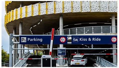 Stuk beton raakt los in parkeergarage Eindhoven Airport | NOS