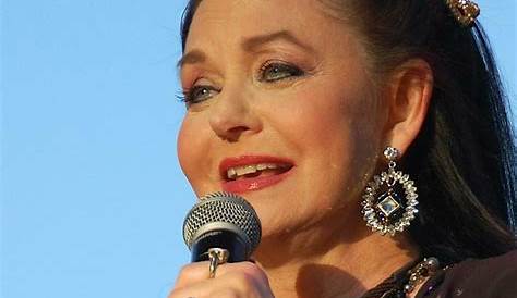 Unveiling Crystal Gayle's World: Pictures And Insights