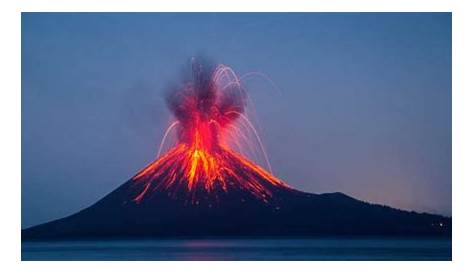 (VÍDEO) El espectacular vuelo de un dron sobre un volcán antes de ser