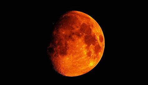 Une Lune très grosse et orangée ou rouge dans le ciel belge: quel est