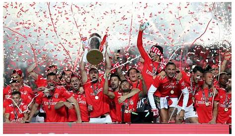 37. Benfica levanta a taça de campeão perante uma plateia em delírio