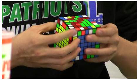 Un enfant résout le rubik's cube le plus dur du monde en un temps