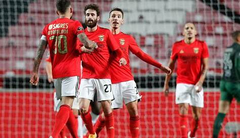 Benfica vira resultado com Portimonense e fica mais perto do título