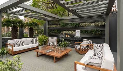 Sala de estar al aire libre diseñada por Svoya Studio. | Outdoor lounge