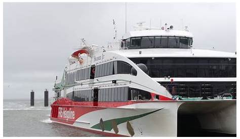 Das Fahrgastschiff Helgoland ist am 27. März 2018 im Hafen von Cuxhaven