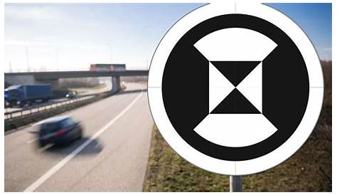 Rundes, schwarz-weißes Verkehrsschild auf Autobahn: Bedeutung