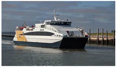 Die neue Helgoland-Fähre läuft in den Fährhafen von Cuxhaven ein (20