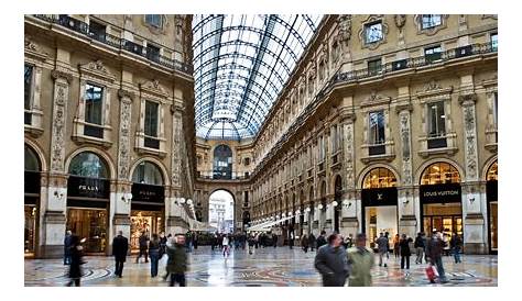 Natale, le vie del Quadrilatero della moda a Milano si accendono con le