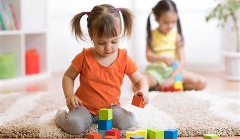 Was kann man mit Kindern im Alter von 18 Monaten bis 2 Jahren spielen?