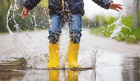 Kind, das im Regen spielt stockfoto. Bild von herbst - 73345008