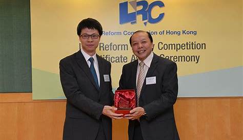 Solicitor General, Mr Frank Poon, presented a souvenir to Mr Frank Yuen