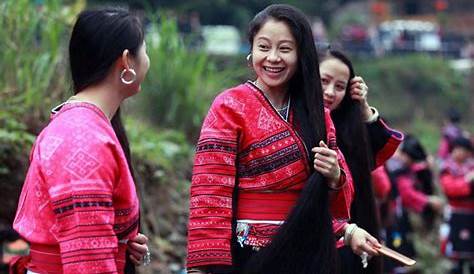 Le donne della tribù Red Yao di Guangxi (Cina) tagliano i capelli una