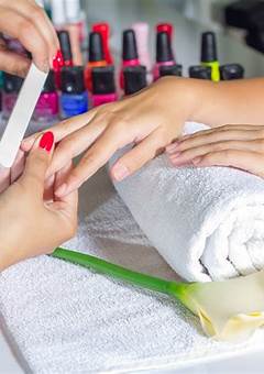 Everything You Need To Know About Acrylic Nail Courses In 2023