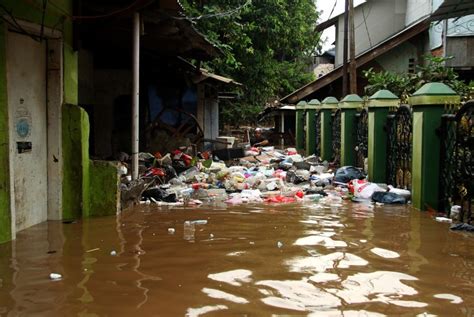 banjir sampah di indonesia