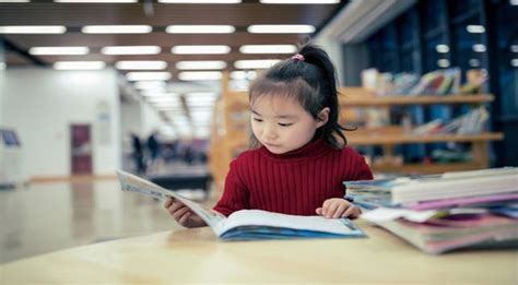 buku ditangan anak gambar