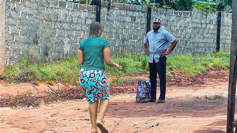 PRINCE RICHE DÉGUISÉ EN HOMME PAUVRE ET SANS ESPOIR DANS LE VILLAGE ...