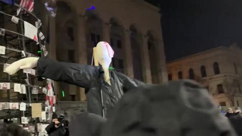 Los Manifestantes Quemaron Una Efigie De Zviad Kharazishvili Khareba