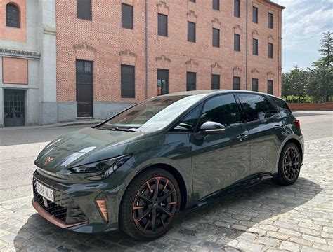 Nuova Cupra Born prova su strada, prestazioni e prezzi - Infomotori