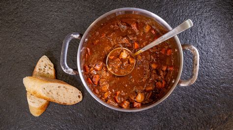 Rezept für Gulasch: Den ungarischen Klassiker einfach zubereiten