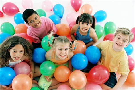 Se ponen con las rodillas y las palmas de las manos en el suelo y conducen su globo a lo. 5 ideas fabulosas para hacer juegos infantiles con globos ...