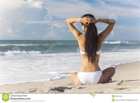 性感的在海滩的妇女女孩坐的白色比基尼泳装 库存照片 图片 包括有 人员 节假日 幸福 有腿 海边 46012004