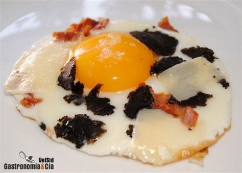 Media trufa (según el tamaño) rallada, nata de cocinar (o crème fraîche). Huevo a la plancha con trufa negra, bacon y parmesano ...