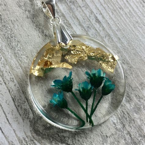 Create a little work of art to display on your sideboard or as a table centre piece. Real dried flowers and 24K gold leaf encased in a clear ...