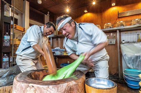 Yomogi mochi giã tay hương hạnh phúc của Nakatanidou KILALA