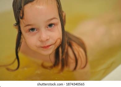 件のLittle girls in bathの画像写真素材ベクター画像 Shutterstock