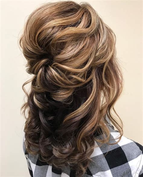 It's a youthful and vibrant look for a mom #34: 50 Ravishing Mother of the Bride Hairstyles | Mother of ...