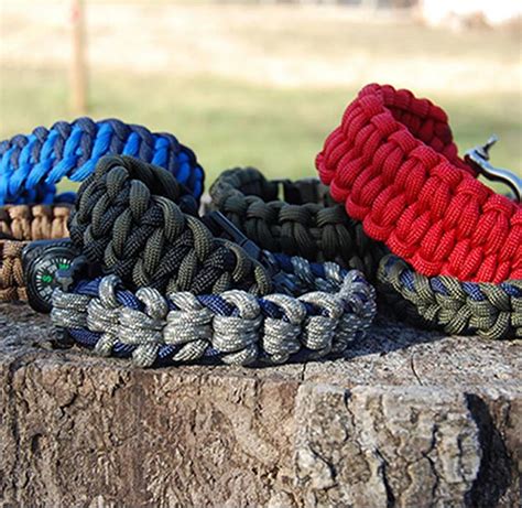 Make it so that the loop on the end is about 2 (5cm) long. 25 Paracord Projects, Knots, and DIY Ideas