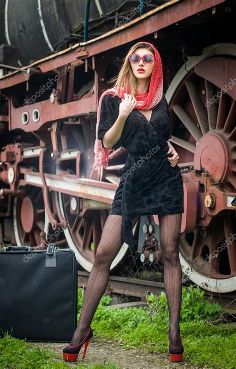 Sexy Chica Atractiva Esperando Para Aterrizar En La Plataforma En La Mujer Train Vintage Vintage