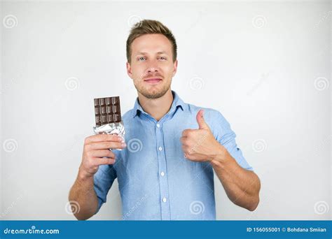 Joven Hombre Guapo Sosteniendo Una Barra De Chocolate Mostrando Como Un