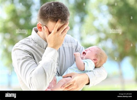 Crying Child And Father Fotografías E Imágenes De Alta Resolución Alamy