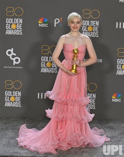 Photo Julia Garner Wins Best Supporting Actress Award At The Golden