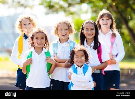 Los Niños Vuelven A La Escuela El Grupo Interracial De Niños De Edad
