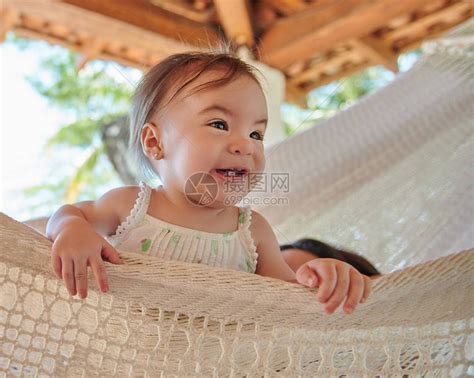 微笑的小女孩躺在吊床上热高清图片下载 正版图片505829717 摄图网
