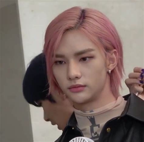 Hyunjin Pink Hair 😃👌🏻 Pink Hair Kpop Hair Color Long Pink Hair