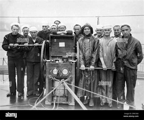 New York New York April 15 1919 Divers And The Pump Crew Aboard The