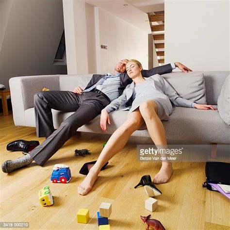 Couple Asleep On Couch Photos Et Images De Collection Getty Images