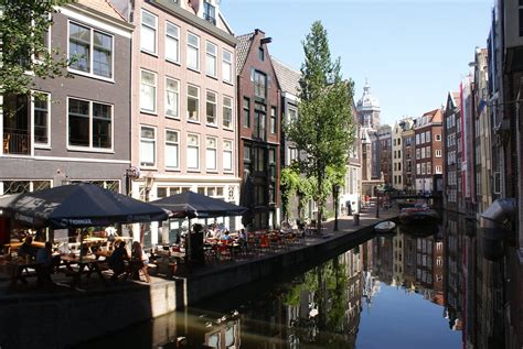 Quartier Rouge à Amsterdam Vitrines Prostitution Et Coffeeshops