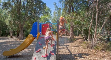 fkk campingplatz korsika mit kinderspielplatz und multisportplatz aktivitäten für kinder auf