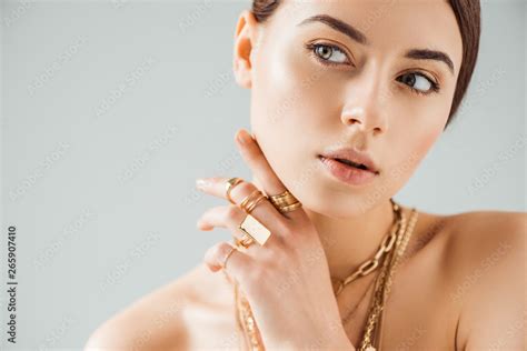Fotografia Do Stock Babe Nude Woman In Golden Rings And Necklaces Looking Away Isolated On