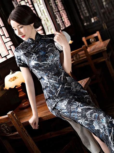 Cheongsam, or qipaos (chinese name in recent years: Velvet Floral Side Split Long Cheongsam (With images ...