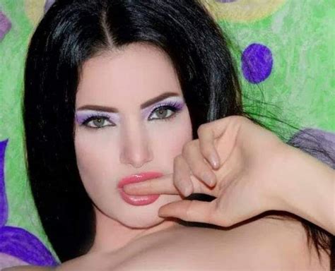 سما المصري لم ترتد حمالة صدر ففضحتها صورتها