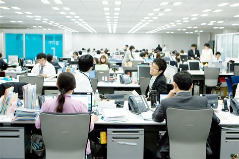 Japan Vs West Cultural Differences In The Workplace Talenthub Blog