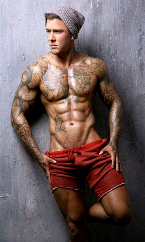 Tattoo Shoo Latest Tattoo Ideas Homme tatoué Tatouage homme Beaux hommes
