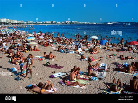 Llena La Playa De La Ciudad De Cannes Riviera Francesa O Côte Dazur Francia Fotografía De