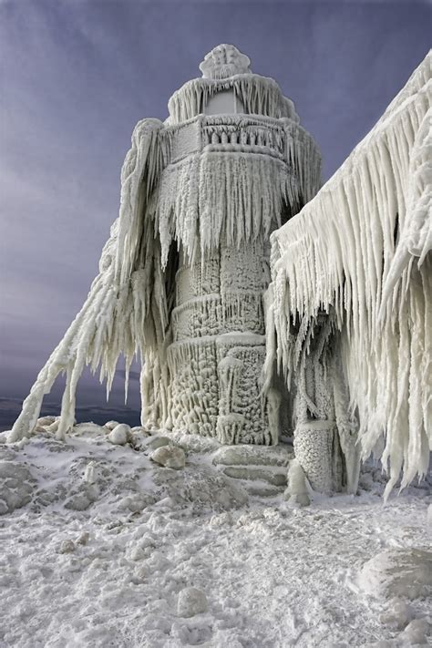 Beautiful Photos Of Frozen Lighthouses On Lake Michigan